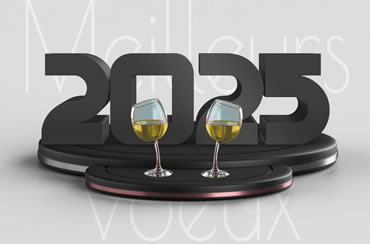 Image de 2025 sur le podium avec deux verres pour fêter la nouvelle année.